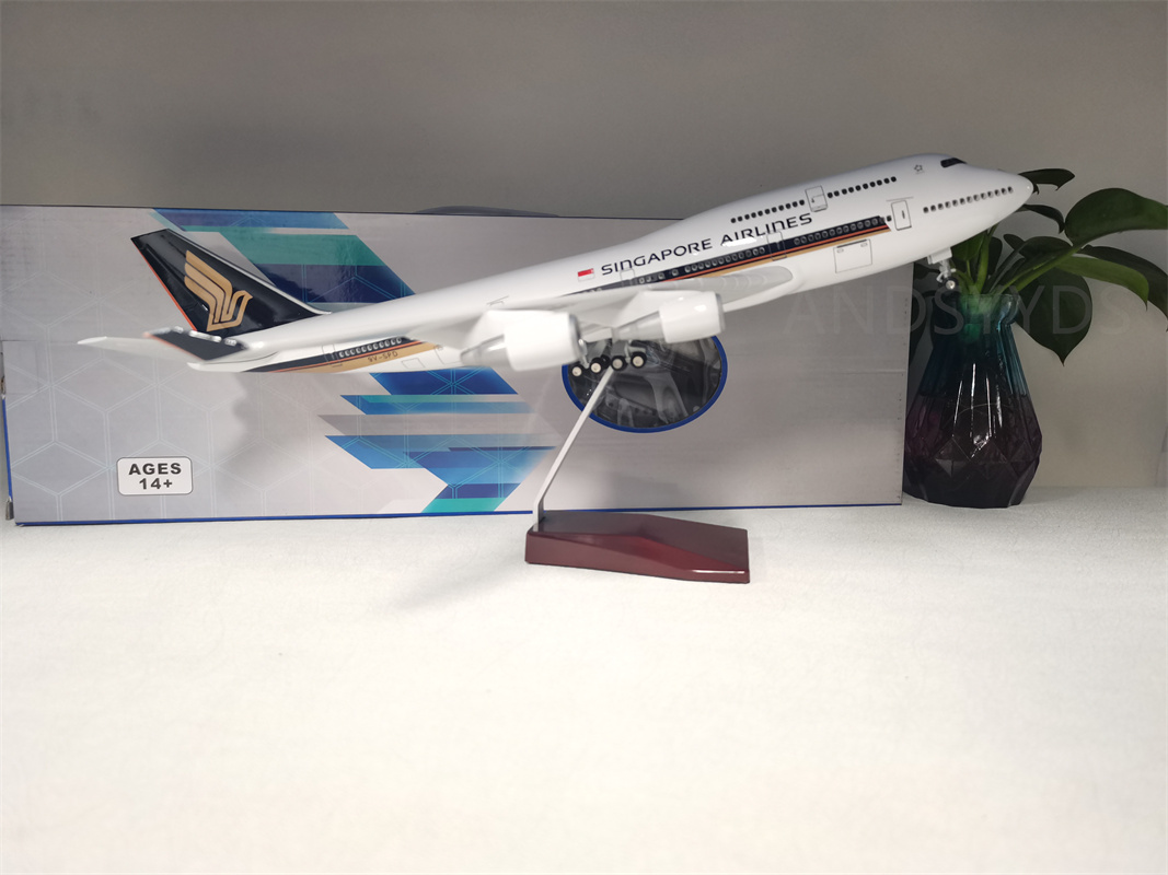Model Kit Singapore - 47cm Singapore Airlines B747-400 Plane Model