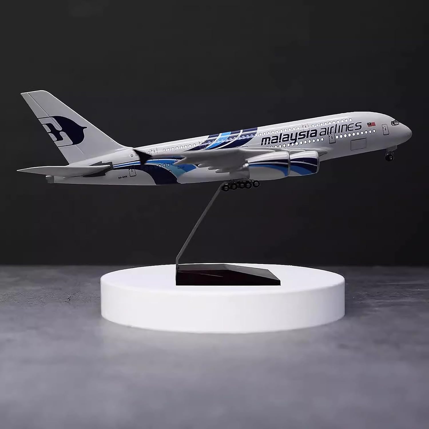 1:160 Scale Malaysia Airlines  - огляд і ціна Model Kit Plane